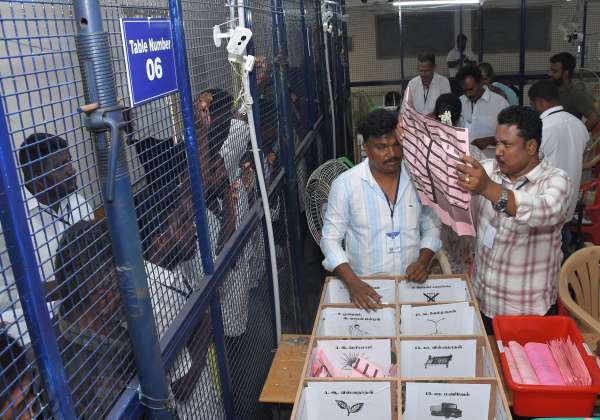 திண்டுக்கல்  அண்ணா பல்கலை., பொறியியல் கல்லூரி ஓட்டு எண்ணும் மையத்தில்  தபால் ஓட்டுக்களை கட்சி முகவர்களிடம் காட்டிய ஊழியர்கள்.