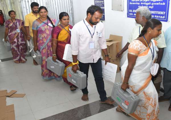திண்டுக்கல்  அண்ணா பல்கலை., பொறியியல் கல்லூரி ஓட்டு எண்ணும் மையத்தில் ஓட்டுப்பதிவு இயந்திரங்களை கொண்டு சென்ற ஊழியர்கள்.