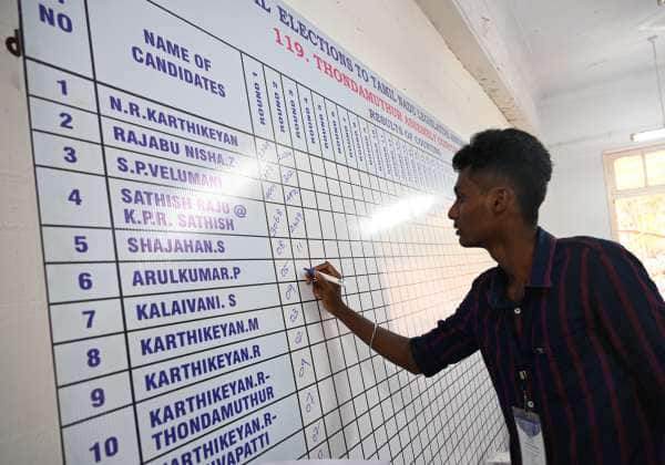 சுற்றுவாரியாக ஓட்டு எண்ணிக்கையை போர்டில் எழுதப்பட்டது. இடம்: கோவை அரசு தொழில்நுட்ப கல்லூரி