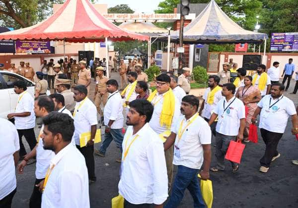 கோவை அரசு தொழில்நுட்பக் கல்லூரியில் ஓட்டு எண்ணிக்கைக்கு மஞ்சள் துண்டுடன் வந்த தி.மு.க., தொண்டர்கள்.