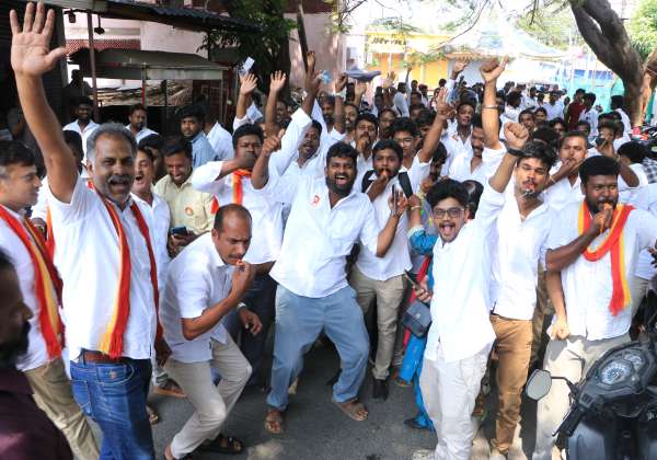 தவெகவினர் ஓட்டு எண்ணிக்கையில் முன்னிலையொட்டி விசில் அடித்து கொண்டாடினர். இடம்: பாரதி பார்க் ரோடு, சாய் பாபா காலனி, கோவை