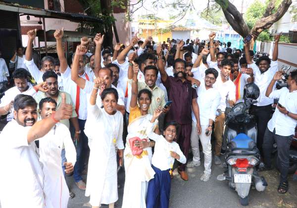 தவெகவினர் ஓட்டு எண்ணிக்கையில் முன்னிலையொட்டி விசில் அடித்து கொண்டாடினர். இடம்: பாரதி பார்க் ரோடு, சாய் பாபா காலனி, கோவை