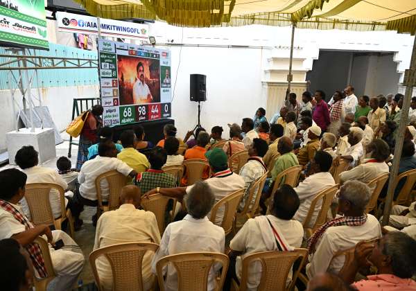 
சென்னை ராயப்பேட்டை அ.தி.மு.க., தலைமை அலுவலகத்தில் சட்டசபை தேர்தல் நிலவரங்களை எல்.இ.டி., திரையில் ஆர்வமுடன் பார்க்கும் தொண்டர்கள்.