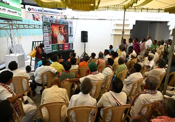  
சென்னை ராயப்பேட்டை அ.தி.மு.க., தலைமை அலுவலகத்தில் சட்டசபை தேர்தல் நிலவரங்களை எல்.இ.டி., திரையில் ஆர்வமுடன் பார்க்கும் தொண்டர்கள்.