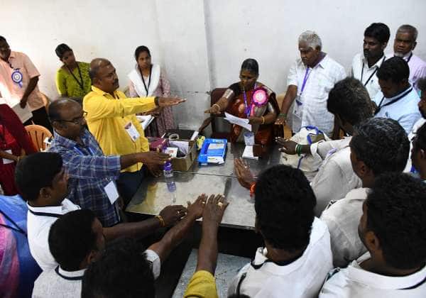 விக்கிரவாண்டி தபால் ஓட்டு எண்ணுவதற்கு முன்பு தேர்தல் அதிகாரி முன்னிலையில் அனைவரும் உறுதிமொழி ஏற்றுக்கொண்டனர்.