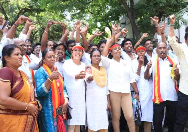 தவெகவினர் ஓட்டு எண்ணிக்கையில் முன்னிலையொட்டி விசில் அடித்து கொண்டாடினர். இடம்: பாரதி பார்க் ரோடு, சாய் பாபா காலனி, கோவை