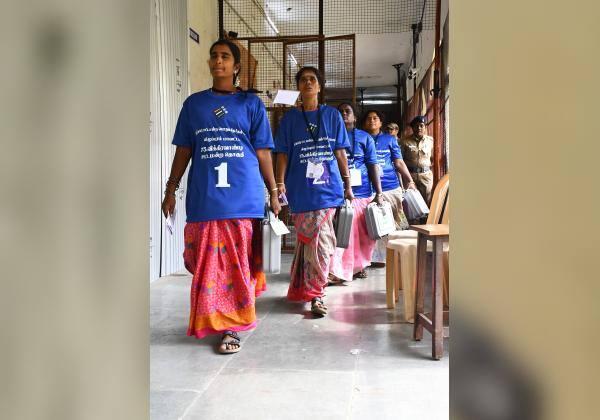 விக்கிரவாண்டி ஓட்டு எண்ணும் இடத்துக்கு மின்னணு வாக்குப்பதிவு இயந்திரங்களை எடுத்துச் செல்லும் பெண் ஊழியர்கள்.