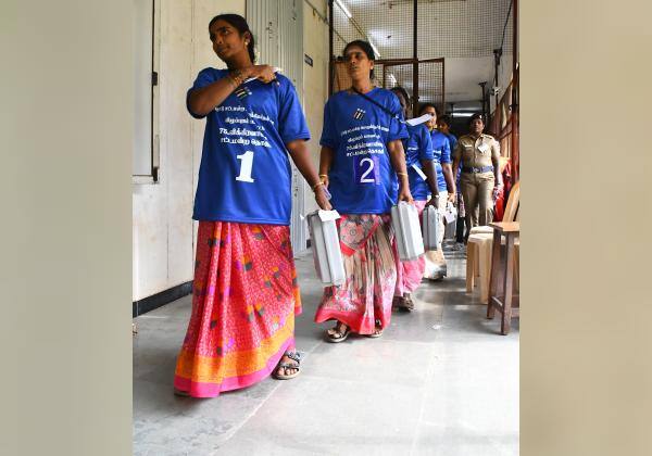 விக்கிரவாண்டி ஓட்டு எண்ணும் இடத்துக்கு மின்னணு வாக்குப்பதிவு இயந்திரங்களை எடுத்துச் செல்லும் பெண் ஊழியர்கள்.