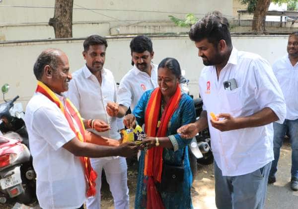 தவெகவினர் ஓட்டு எண்ணிக்கையில் முன்னிலையொட்டி மிட்டாய் கொடுத்து கொண்டாடினர். இடம்: பாரதி பார்க் ரோடு, சாய் பாபா காலனி, கோவை