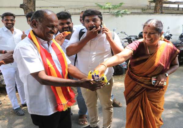 தவெகவினர் ஓட்டு எண்ணிக்கையில் முன்னிலையொட்டி மிட்டாய் கொடுத்து கொண்டாடினர். இடம்: பாரதி பார்க் ரோடு, சாய் பாபா காலனி, கோவை