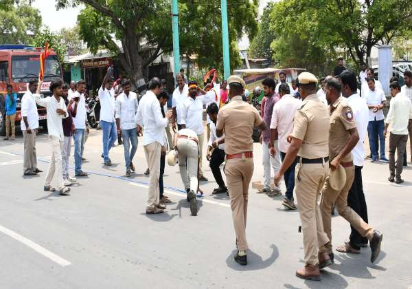 த.வெ.க முன்னிலை தொடர்ந்து தொண்டர்கள் பட்டாசு வைக்க முயன்ற போது போலீசார் தடுத்தனர்.

இடம்:- திருப்பூர், பல்லடம் ரோடு, ஓட்டு எண்ணிக்கை மையம்.