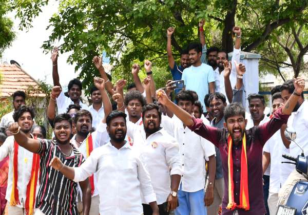 த.வெ.க முன்னிலை தொடர்ந்து  தொண்டர்கள் கொண்டாடினர்.

இடம்:- திருப்பூர், பல்லடம் ரோடு, ஓட்டு எண்ணிக்கை மையம்.