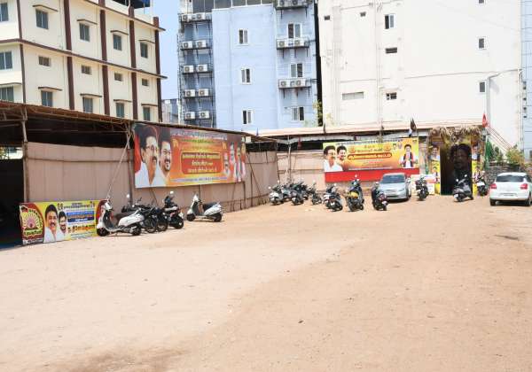 திருப்பூர் தொகுதி தேர்தலில் பின்னடைவு காரணமாக  திமுக தேர்தல் பணி மனையில் தொண்டர்கள் இன்றி வெறிச்சோடியது.