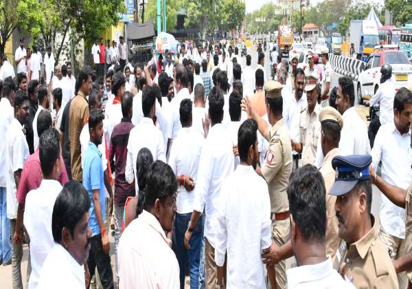 த.வெ.க முன்னிலை தொடர்ந்து  தொண்டர்கள் கொண்டாடினர். போலீசார் அப்புறப்படுத்தினர்.

இடம்:- திருப்பூர், பல்லடம் ரோடு, ஓட்டு எண்ணிக்கை மையம்.