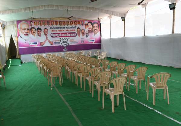 திருப்பூர் தொகுதி தேர்தலில் பின்னடைவு காரணமாக  பா.ஜ கட்சி தேர்தல் பணி மனையில் தொண்டர்கள் இன்றி வெறிச்சோடியது.