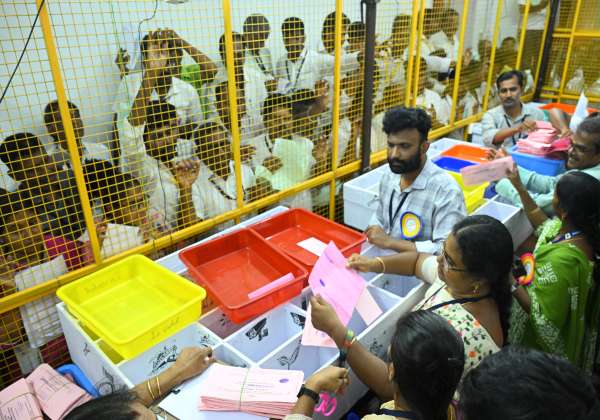 தபால் ஓட்டு எண்ணிக்கையை உன்னிப்புடன் கவனித்த கட்சி ஏஜெண்டுகள். இடம்: கோவை அரசு தொழில்நுட்பக் கல்லூரி.