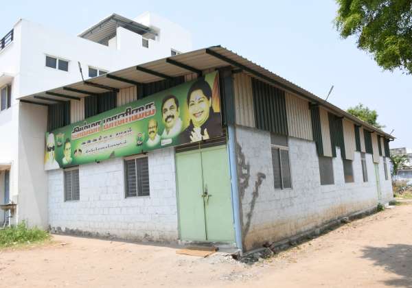 திருப்பூர் மாவட்டத்தில் அதிமுக வேட்பாளர்கள் தொடர்ந்து பின்னடைவை சந்தித்து வருவதால், திருப்பூர் மாநகர் மாவட்ட அலுவலகம தொண்டர்கள் இன்றி பூட்டப்பட்டது.