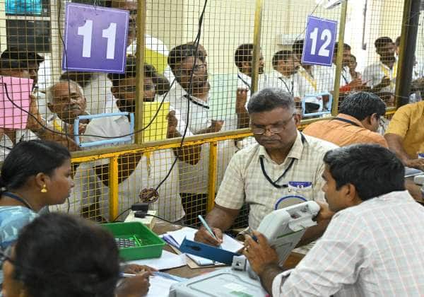கோவை அரசு தொழில்நுட்பக் கல்லூரி விறுவிறுப்பாக நடந்த ஓட்டு எண்ணிக்கை