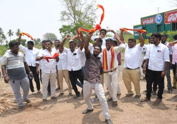 தமிழக சட்டசபை தேர்தல் ஓட்டு எண்ணிக்கையில் 112 தொகுதிகளுக்கு மேல்  த.வெ.க., தொடர்ந்து முன்னிலையில் உள்ளதால்  திண்டுக்கல்  அண்ணா பல்கலை., பொறியியல் கல்லூரி ஓட்டு எண்ணும் மையத்தில் அருகே த.வெ.க., தொண்டர்கள் மகிழ்ச்சியை வெளிப்படுத்தினர்.