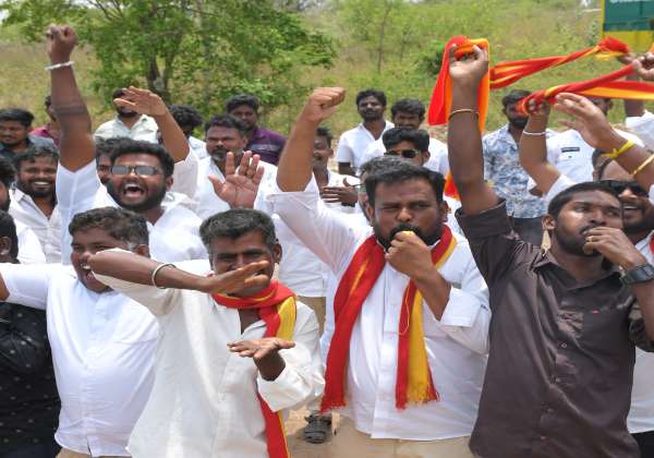 தமிழக சட்டசபை தேர்தல் ஓட்டு எண்ணிக்கையில் 112 தொகுதிகளுக்கு மேல்  த.வெ.க., தொடர்ந்து முன்னிலையில் உள்ளதால்  திண்டுக்கல்  அண்ணா பல்கலை., பொறியியல் கல்லூரி ஓட்டு எண்ணும் மையத்தில் அருகே த.வெ.க., தொண்டர்கள் மகிழ்ச்சியை வெளிப்படுத்தினர்.