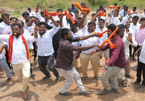 தமிழக சட்டசபை தேர்தல் ஓட்டு எண்ணிக்கையில் த.வெ.க., தொடர்ந்து முன்னிலையில் உள்ளதால்  திண்டுக்கல்  அண்ணா பல்கலை., பொறியியல் கல்லூரி ஓட்டு எண்ணும் மையம் அருகே த.வெ.க., தொண்டர்கள் நடனமாடி  மகிழ்ச்சியை வெளிப்படுத்தினர்.