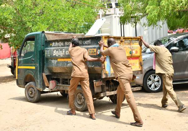 திருப்பூர் ஓட்டு எண்ணிக்கை மையத்தில் குப்பை அள்ளும் வாகனம் பழுதானதால் பணியாளர்கள் தள்ளி சென்றனர்.