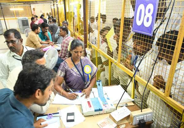கோவை அரசு தொழில்நுட்பக் கல்லூரி விறுவிறுப்பாக நடந்த ஓட்டு எண்ணிக்கை