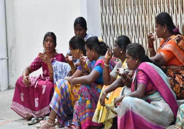 திருப்பூர் ஓட்டு எண்ணிக்கை மையத்தில் உதவியாளர்களுக்கு டீ இடைவேளை.