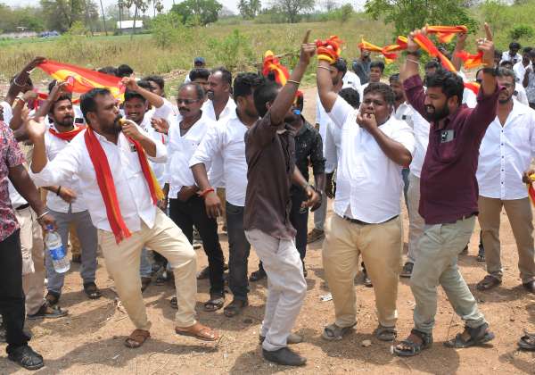 தமிழக சட்டசபை தேர்தல் ஓட்டு எண்ணிக்கையில் த.வெ.க., தொடர்ந்து அதிக தொகுதிகளில் முன்னிலையில் உள்ளதால்  திண்டுக்கல்  அண்ணா பல்கலை., பொறியியல் கல்லூரி ஓட்டு எண்ணும் மையம் அருகே த.வெ.க., தொண்டர்கள் நடனமாடி  மகிழ்ச்சியை வெளிப்படுத்தினர்.