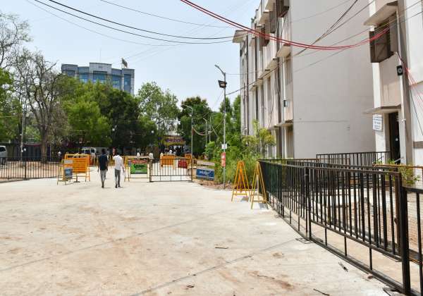 இரண்டு பெரிய கட்சிகளும் பின்தங்கிய நிலையில் த.வெ.க., முன்னிலையில் இருப்பதால் திருப்பூர் ஓட்டு எண்ணும் மையம் வெறிச்சோடியது.
