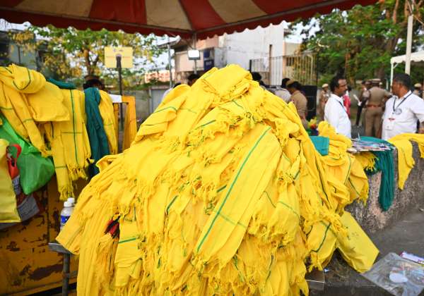 கோவை அரசு தொழில்நுட்பக் கல்லூரி ஓட்டு எண்ணிக்கைக்கு வந்த தி.மு.க.,வினரிடம் பறிமுதல் செய்யப்பட்ட மஞ்சள் தூண்டுகள் குவியலாக வைக்கப்பட்டிருந்தது.
