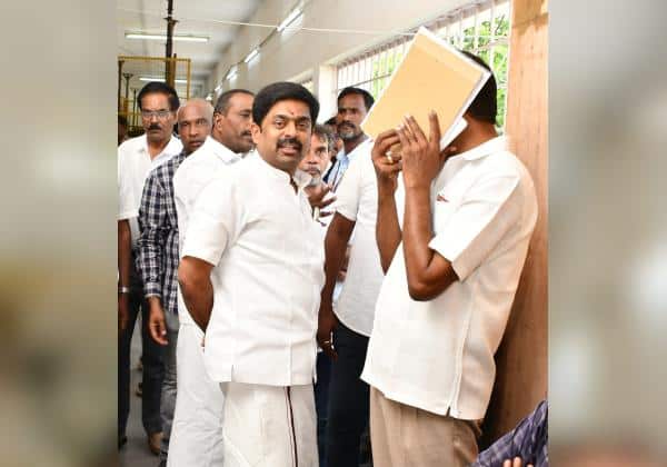 திருப்பூர் தெற்கு தொகுதி வேட்பாளர் முன்னாள் மேயர் தினேஷ்குமார் இரண்டாம் இடத்தில் இருப்பதால் தனது ஏஜெண்டுகளுடன் ஓட்டு எண்ணும் மையத்தில் நிலவரம் குறித்து கேட்டறிந்தார்.