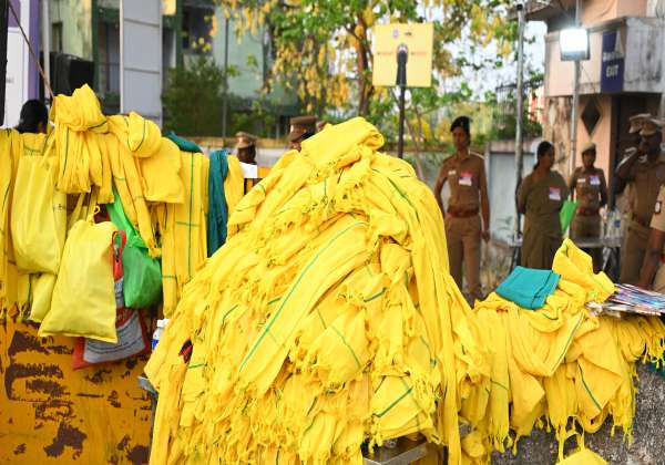 கோவை அரசு தொழில்நுட்பக் கல்லூரி ஓட்டு எண்ணிக்கைக்கு வந்த தி.மு.க.,வினரிடம் பறிமுதல் செய்யப்பட்ட மஞ்சள் தூண்டுகள் குவியலாக வைக்கப்பட்டிருந்தது.