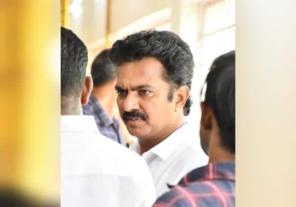 திருப்பூர் தெற்கு தொகுதி முன்னிலையில் உள்ள த.வெ.க., வேட்பாளர் பாலமுருகன் தனது ஏஜெண்டுகளுடன் தீவிரமாக ஆலோசித்தார்.