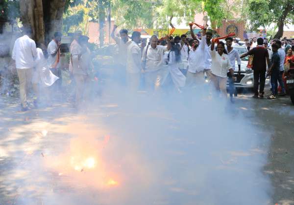 தவெகவினர் ஓட்டு எண்ணிக்கையில் முன்னணியில் இருப்பதையொட்டி, பட்டாசு வெடித்து கொண்டாடினர். இடம்: பாரதி பார்க் ரோடு, சாய் பாபா காலனி, கோவை