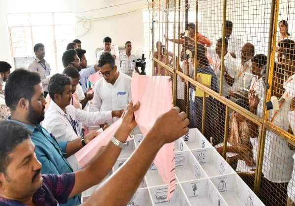 திருப்பூர் ஓட்டு எண்ணிக்கை மையத்தில் தபால் ஓட்டுகள் விறுவிறுப்பாக எண்ணப்பட்டு வருகிறது.