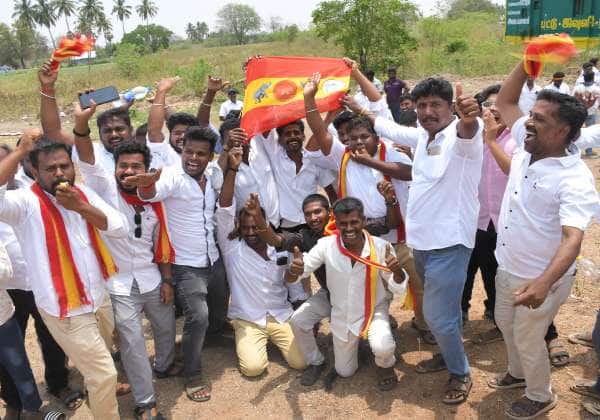 தமிழக சட்டசபை தேர்தல் ஓட்டு எண்ணிக்கையில் த.வெ.க., தொடர்ந்து அதிக தொகுதிகளில் முன்னிலையில் உள்ளதால்  திண்டுக்கல்  அண்ணா பல்கலை., பொறியியல் கல்லூரி ஓட்டு எண்ணும் மையம் அருகே த.வெ.க., தொண்டர்கள்   மகிழ்ச்சியை வெளிப்படுத்தினர்.