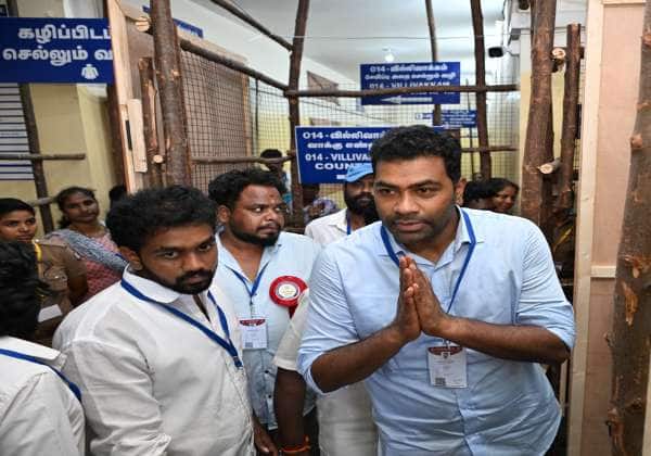  கிஷன்


வாக்கு எண்ணிக்கையை பார்வையிட்ட வில்லிவாக்கம் தொகுதி வேட்பாளர் ஆதவ் அர்ஜுனா. இடம்: லயோலா கல்லூரி, நுங்கம்பாக்கம்