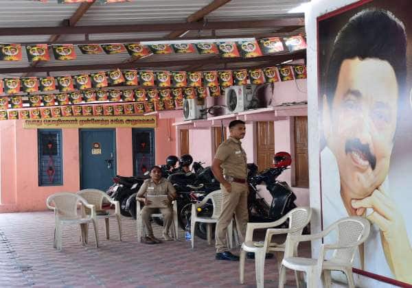 கோவை வடகோவையில் உள்ள மாவட்ட திமுக அலுவலகம் வெறிச்சோடி காணப்பட்டது. போலீஸ் பாதுகாப்பு மட்டும் போடப்பட்டிருந்தது.