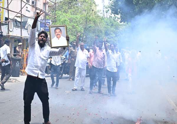 சென்னை ராயப்பேட்டை அ.தி.மு.க., தலைமை அலுவலகத்தில் தொண்டர்கள் உற்சாகம்.