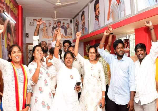 கோவை கணபதி அத்திப்பாளையம் பிரிவில் உள்ள தமிழக வெற்றிக்கழக அலுவலகத்தில் கோஷம் போட்டு விசில் அடித்துக் கொண்டாடிய தொண்டர்கள்.