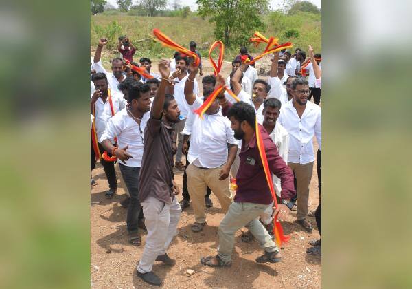 தமிழக சட்டசபை தேர்தல் ஓட்டு எண்ணிக்கையில் த.வெ.க., தொடர்ந்து அதிக தொகுதிகளில் முன்னிலையில் உள்ளதால்  திண்டுக்கல்  அண்ணா பல்கலை., பொறியியல் கல்லூரி ஓட்டு எண்ணும் மையம் அருகே த.வெ.க., தொண்டர்கள்   நடனமாடி மகிழ்ச்சியை வெளிப்படுத்தினர்.