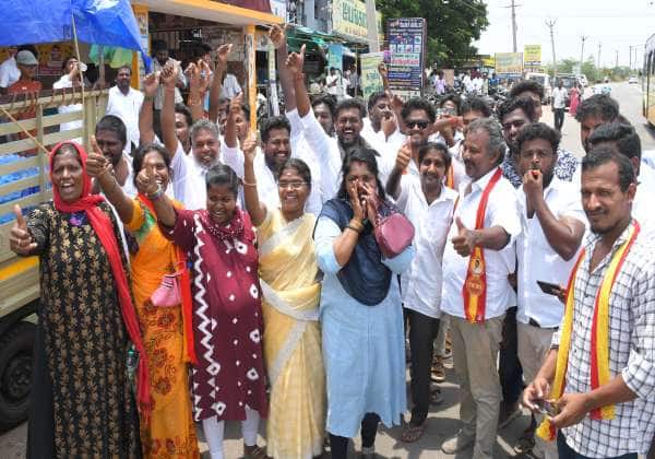 தமிழக சட்டசபை தேர்தல் ஓட்டு எண்ணிக்கையில் த.வெ.க., தொடர்ந்து அதிக தொகுதிகளில் முன்னிலையில் உள்ளதால்  திண்டுக்கல்  அண்ணா பல்கலை., பொறியியல் கல்லூரி ஓட்டு எண்ணும் மையம் அருகே த.வெ.க., தொண்டர்கள்  மகிழ்ச்சியை வெளிப்படுத்தினர்.