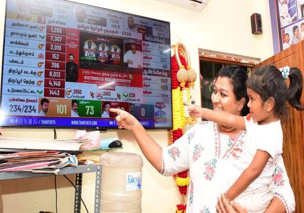 தமிழக வெற்றிக் கழகத்தின் தேர்தல் முடிவுகளை டிவியில் தனது தாயாருடன் விசில் அடித்தபடி பார்த்த குழந்தை. இடம்: கணபதி, கோவை