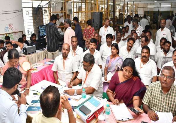 திருப்பூர், தெற்கு தொகுதி ஓட்டு எண்ணிக்கை மையத்தில் வேட்பாளர்களின் முகவர்கள் ஓட்டு எண்ணிக்கையை கணக்கிட்டு வருகின்றார்.