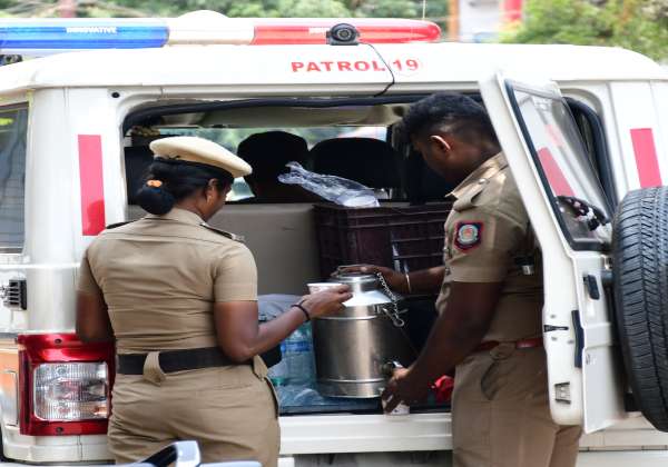 கோவையில் தேர்தல் பணியில் ஈடுபட்ட போலீசாருக்கு பேட்ரோல் வாகனங்களில் டீ, காபி மற்றும் ஜூஸ் வழங்கப்பட்டன.