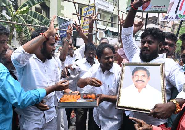 சென்னை ராயப்பேட்டை அ.தி.மு.க., தலைமை அலுவலகத்தில் தொண்டர்கள் உற்சாகம்.
