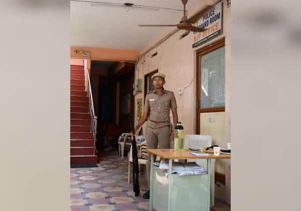 கோவை மாவட்ட பா.ஜ., அலுவலகத்தில் தொண்டர்கள் இன்றி போலீஸ் பாதுகாப்பு மட்டும் போடப்பட்டிருந்தது