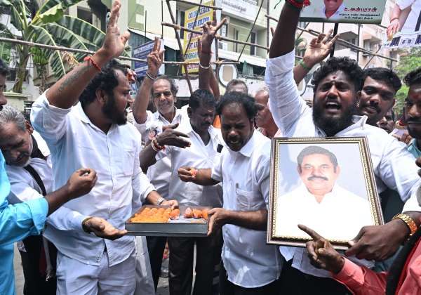 சென்னை ராயப்பேட்டை அ.தி.மு.க., தலைமை அலுவலகத்தில் தொண்டர்கள் உற்சாகம்.