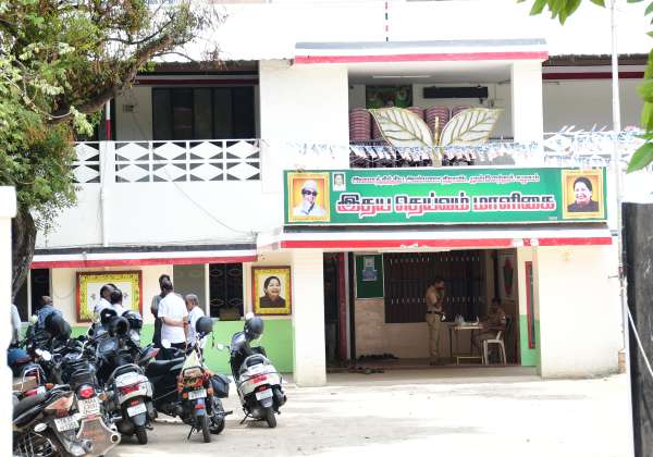 கோவை ஓசூர் ரோட்டில் உள்ள  அதிமுக மாவட்ட தலைமை அலுவலகத்தில் ஒரு சில தொண்டர்கள் மட்டும் இருந்தனர்.